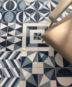 La manifattura salernitana Ceramica Francesco De Maio riedita i 30 decori bianco blu realizzati da Gio Ponti per l’Hotel Parco dei Principi di Sorrento.